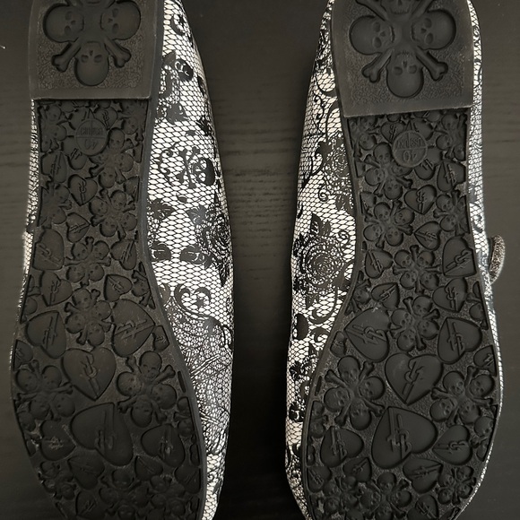 Iron Fist Black and White Flats with Skull and Crossbones with Roses Design - Picture 6 of 6